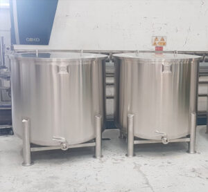 Read more about the article 1300 Litre Forkliftable Storage Tanks