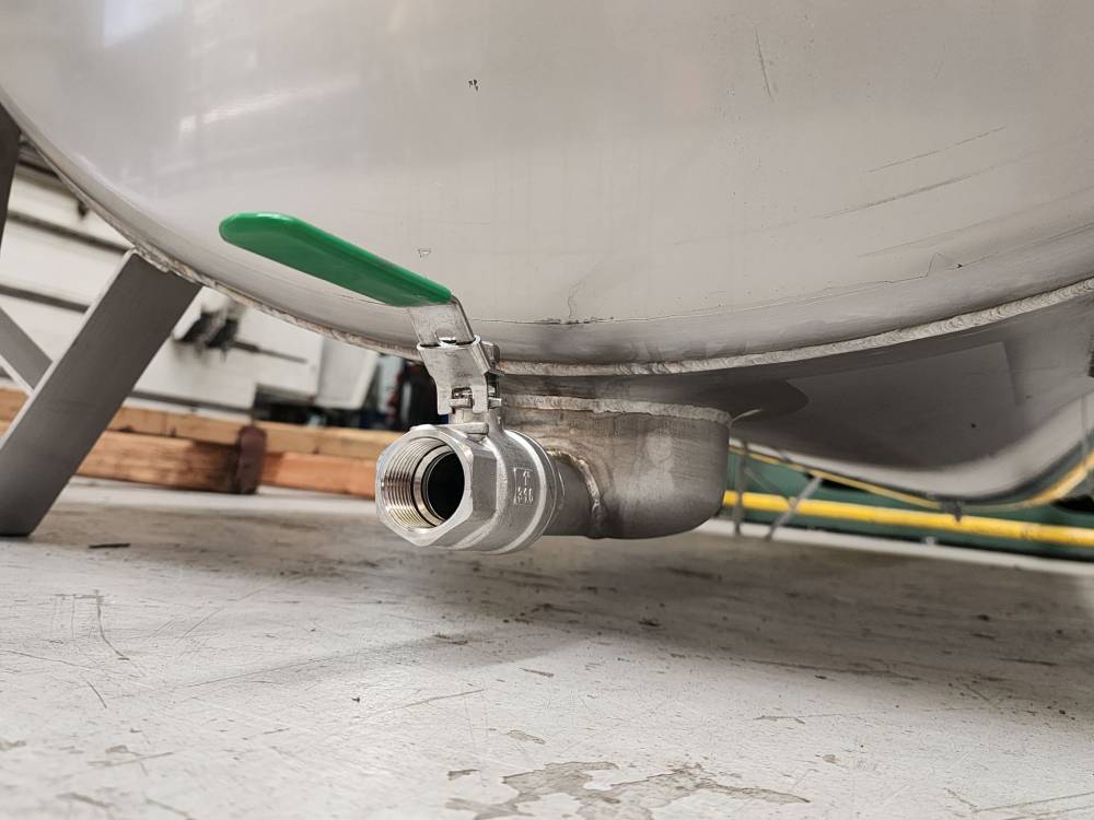 2100L horizontal tank outlet