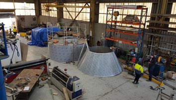 tank silo with skirt mounted